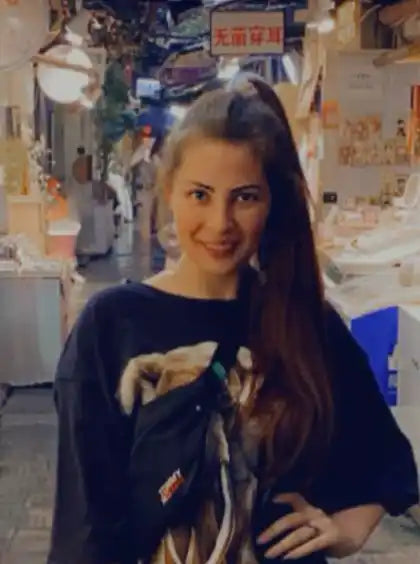 Lächelnde Frau auf dem Markt.