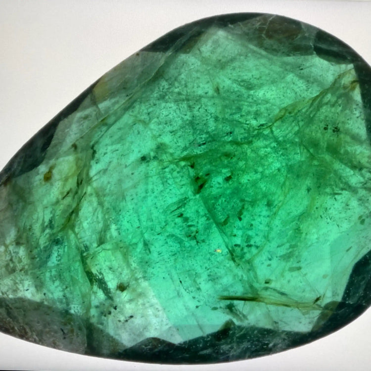 Grüner facettierter Edelstein.