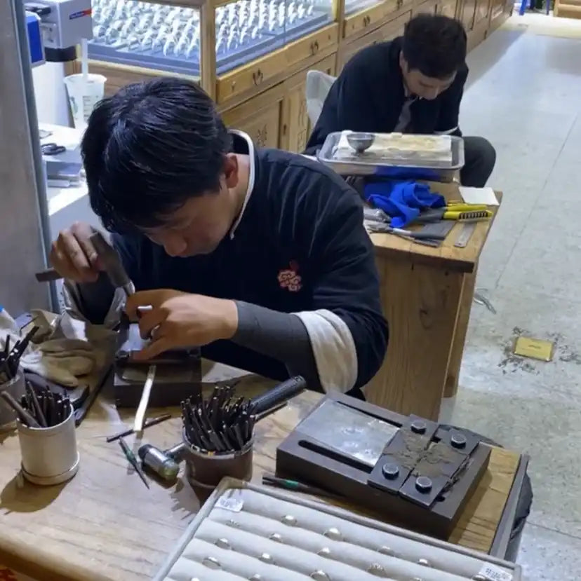 Juwelier arbeitet mit Werkzeugen.