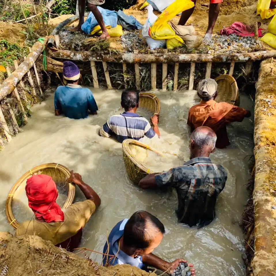 Menschen, die in schlammigem Wasser bauen.