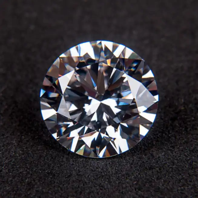 Funkelnder runder geschliffener Diamant.