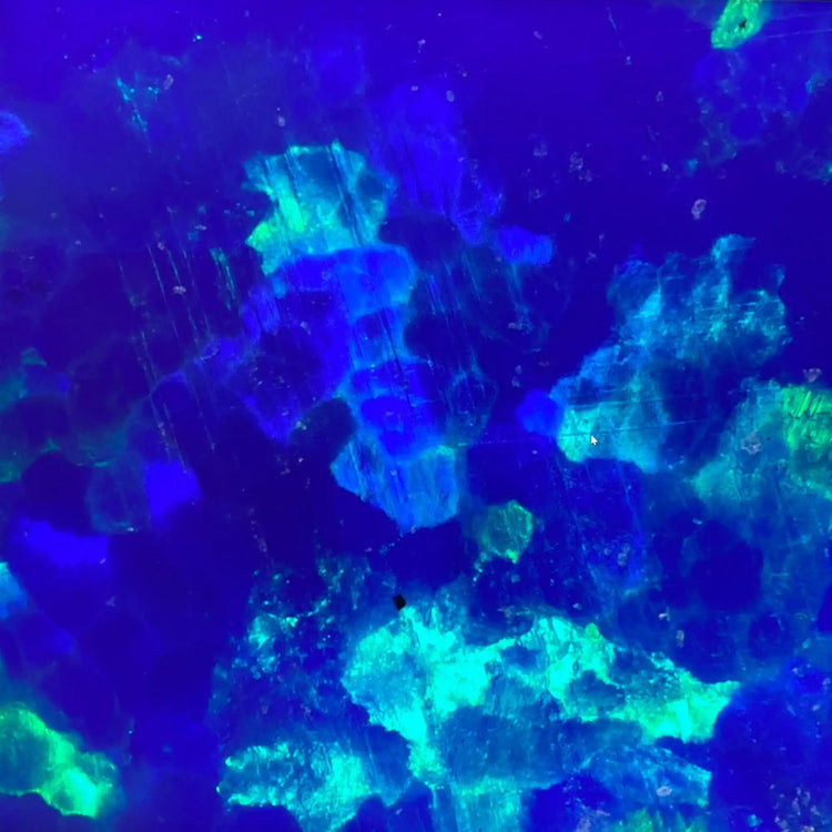 Irisierender blaugrüner Opal.