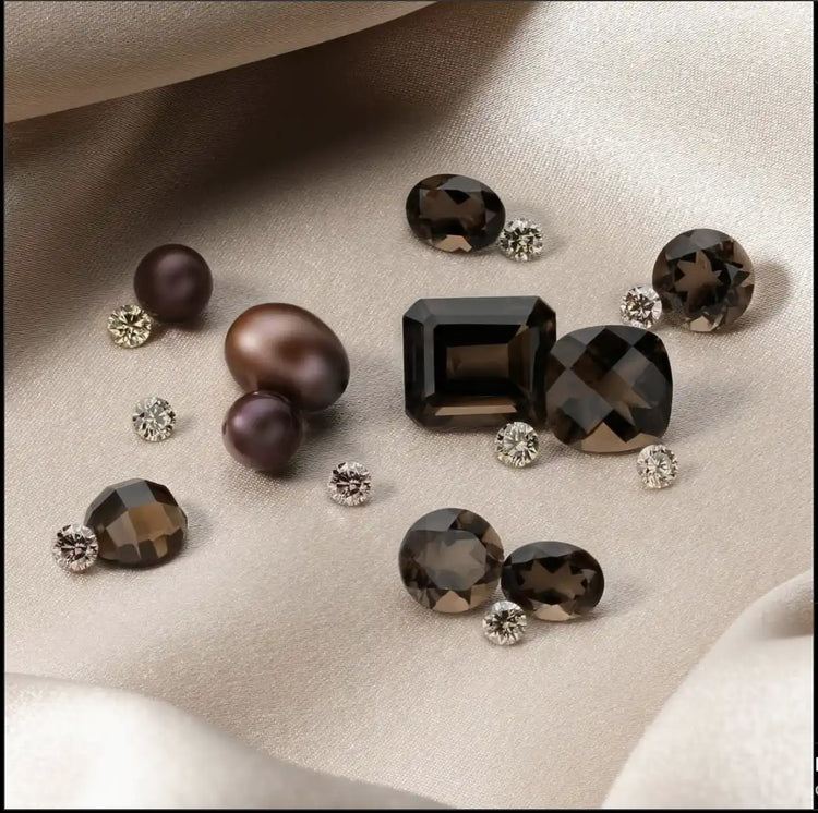 Verschiedene braune Edelsteine und Perlen.
