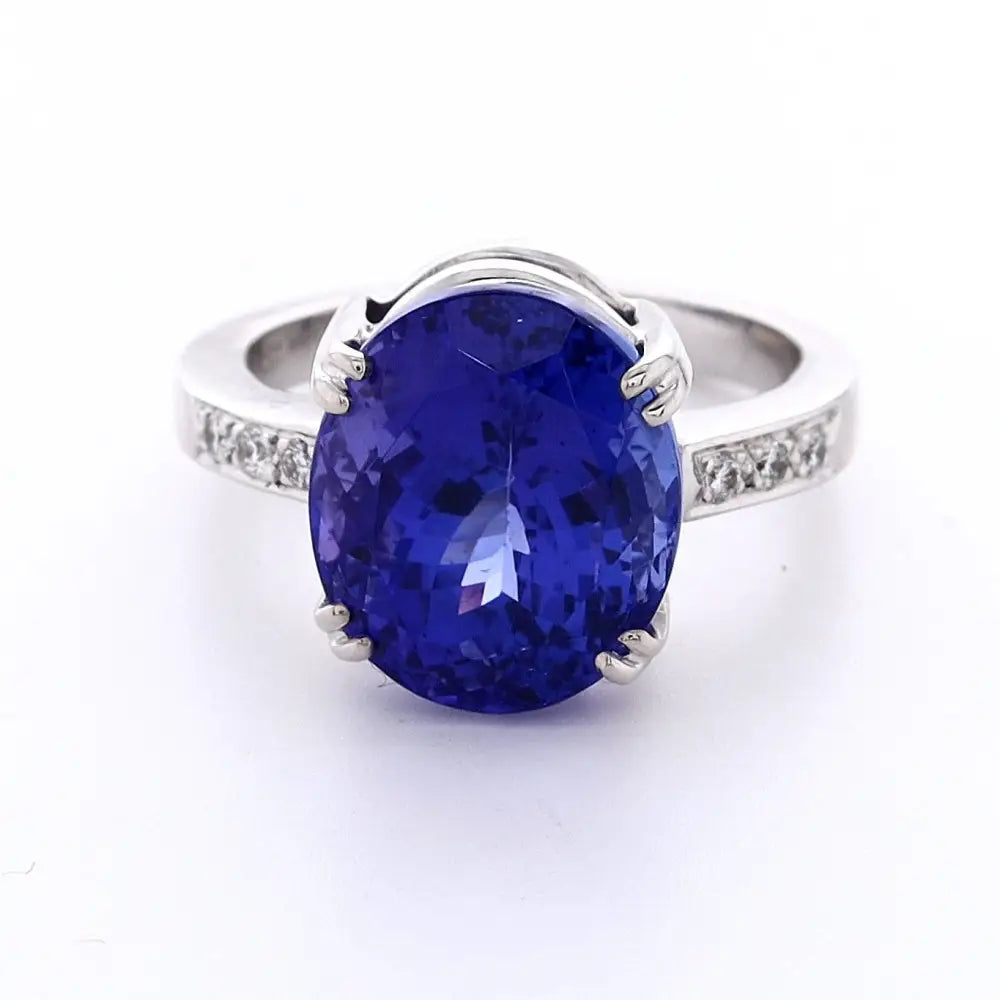 Tansanite Ring mit Brillantbesatz