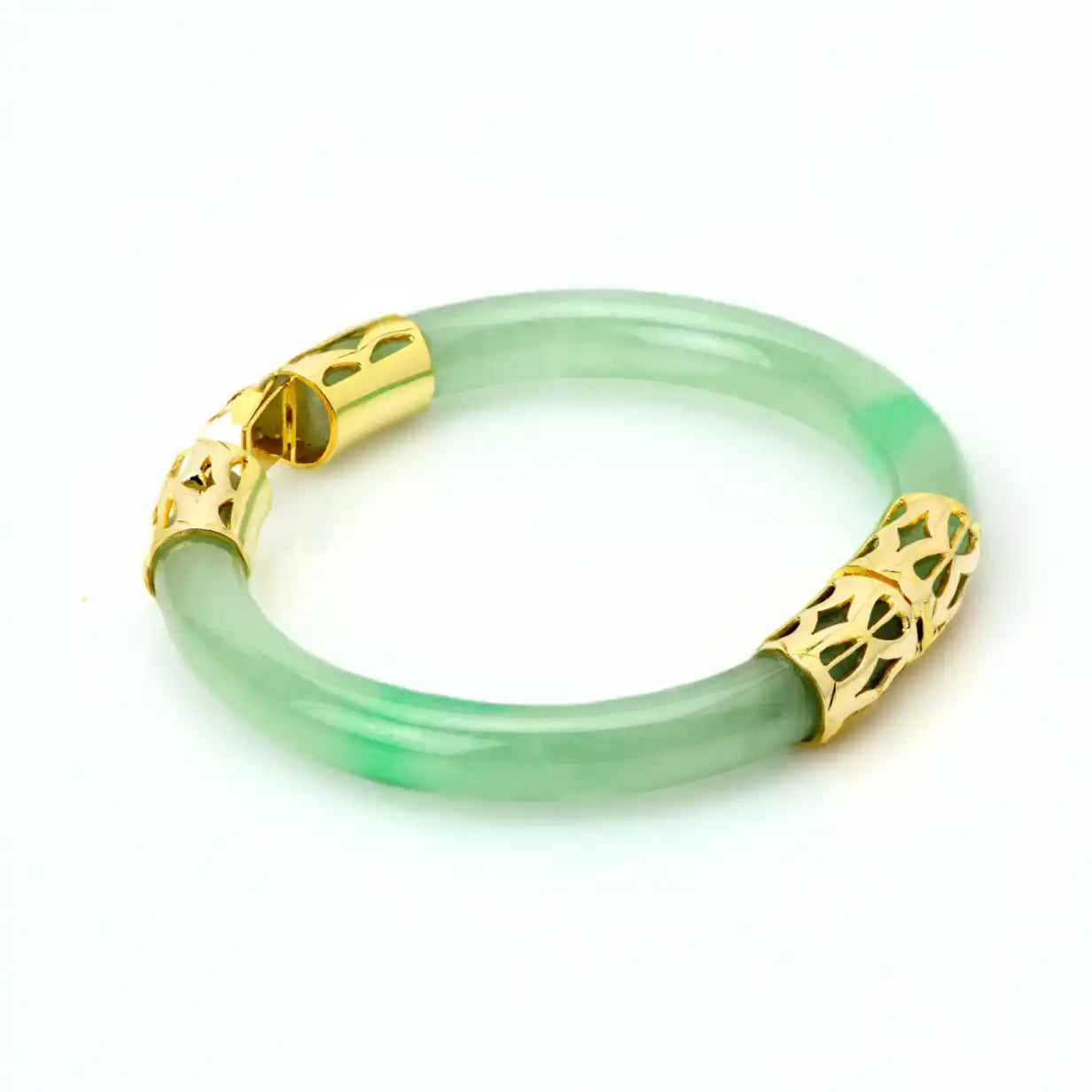 Jade-Bangle mit Goldakzenten.