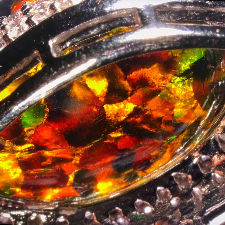 Feueropal Edelstein in silberner Fassung.