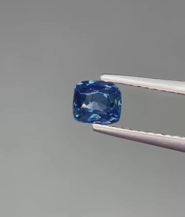 Video laden: Blauer Saphir aus Sri Lanka 0,89ct