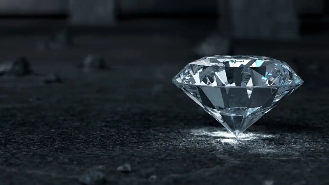 Funkelnder, facettenreicher Diamant.